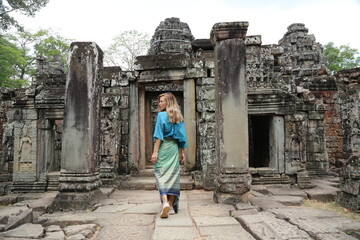 Obraz na płótnie Canvas Happy woman traveller walking in Angkor Wat Cambodia.