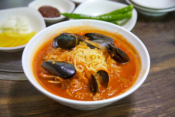 홍합과 매운 중화요리인 짬뽕