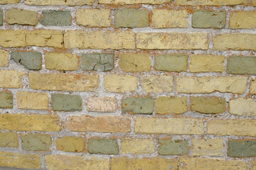 Altes Backsteinmauerwerk an einer Kirche