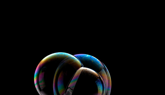Bolhas de sab&atilde;o em macro e fundo preto