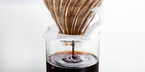 Coando café numa jarra transparente