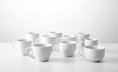 Conjunto de diversos modelos de xícaras de café em fundo branco