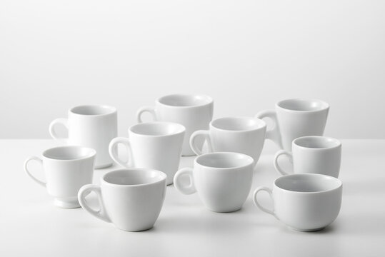 Conjunto de diversos modelos de xícaras de café.