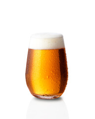 Copo moderno com cerveja gelada, isolado em fundo branco