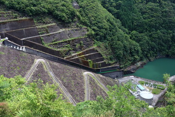 魚梁瀬ダム　ロックフィルダム　初夏　（高知県　北川村　馬路村）