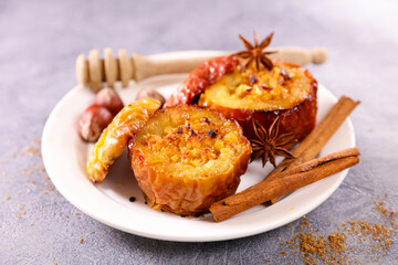 baked apple wiht fruit and spices