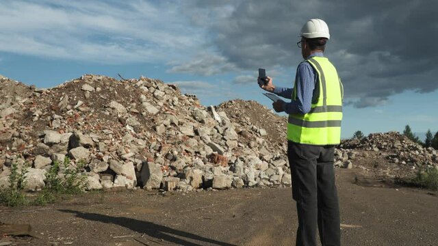 The engineer estimates the amount of construction waste removed