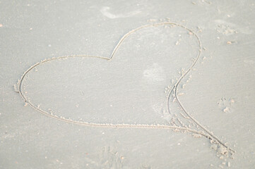 Obraz premium Einfaches, schönes Herz in Sand gemalt, am Strand. Als Symbol und Botschaft. Geringe Schärfentiefe