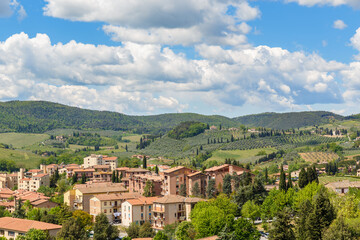 Fototapeta na wymiar View of an Italian landscape with rolling hills from a city