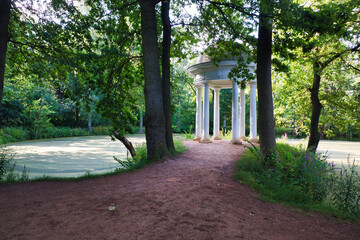 Pavillon am Teich im Schlosspark Lützschena in Leipzig, Sachsen, Deutschland	