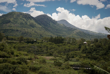 Obraz premium green mountains with clear sky