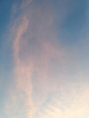 Magnifique ciel coloré bleu et rose -Ciel de rêve avec nuages