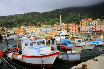 Isola del Giglio mit Hafen und Fischerbooten, Insel Giglio, Grosseto, Toskana, Italien, Europa