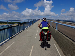 jeune femme qui fait du vélo sur un pont