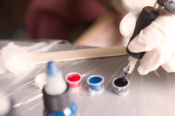 preparando la tinta para tatuar