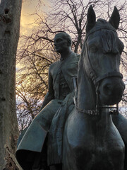 Persona en caballo atardecer