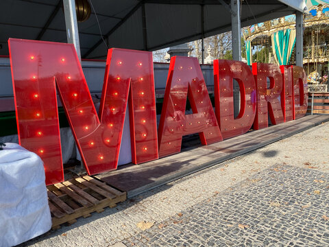 Letras de color rojo Madrid en perspectiva lateral