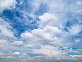 cielo con nubes a medio día