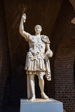 Statue des Marcus Ulpius Traianus im Arch&auml;ologischen Park Xanten am Niederrhein