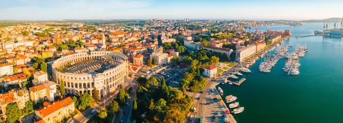 Fototapeten Luftdrohnenfoto der berühmten europäischen Stadt Pula und der Arena der römischen Zeit. © Leonid Tit