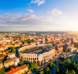 Foto op Canvas Exotisch uitzicht op de beroemde Europese stad Pula en de arena uit de Romeinse tijd. © Leonid Tit