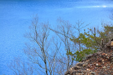 あまりに青い湖