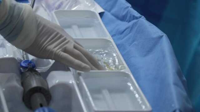 Medico especialista en cirug&iacute;a armando un dispositivo de v&aacute;lvula A&oacute;rtica