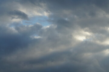 Wolken Himmel am späten Nachmittag mit überwiegender Bewölkung