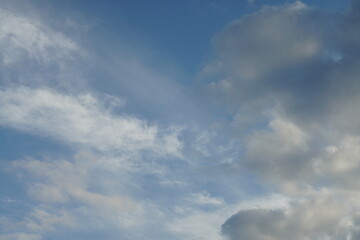 Wolken Himmel am späten Nachmittag mit überwiegender Bewölkung