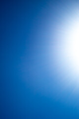 Céu azulado com sol de canto