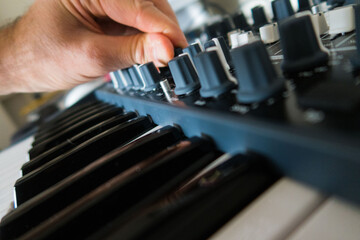 Synthesiser and hand 