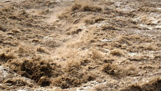 Wilde Fluten Hochwasser in Zeitlupe
