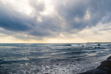 olas en el mar con cielo nublado 