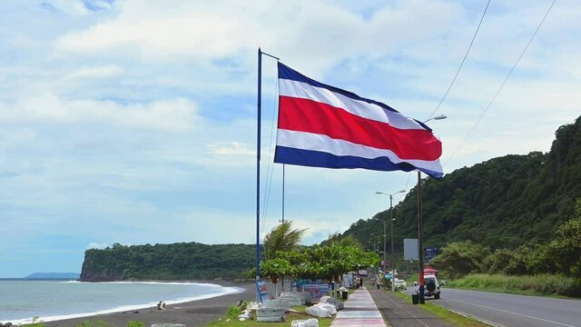 Bandera de Costa Rica, pa&iacute;s centroamericano ondeando con una fuerte brisa de la playa en Caldera de Puntarenas 