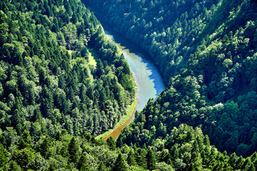 Beautiful aerial panoramic view of the Pieniny National Park, Poland in sunny day from Sokolica and Trzy Korony - English: Three Crowns (the summit of the Three Crowns Massif) on on the Dunajec river © udmurd