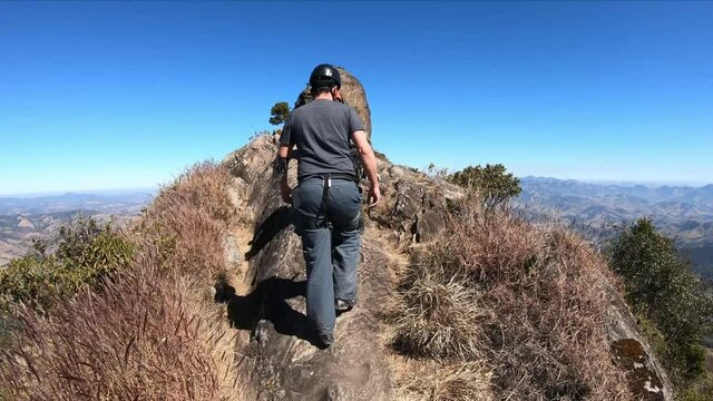 Homens subindo a montanha para pratica de esporte e escalada.
