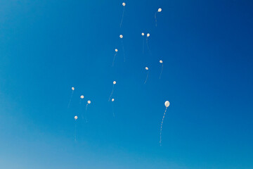 Palloncini bianchi che volano nel cielo.