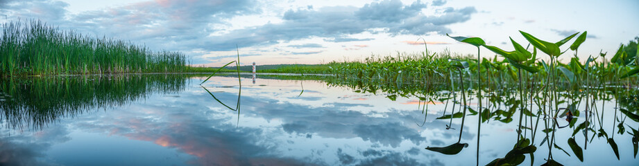 Obraz premium Panoramic view of lake and clouds