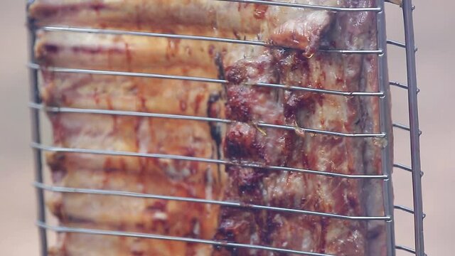 Carne assada no fogo no ch&atilde;o e na lenha.
