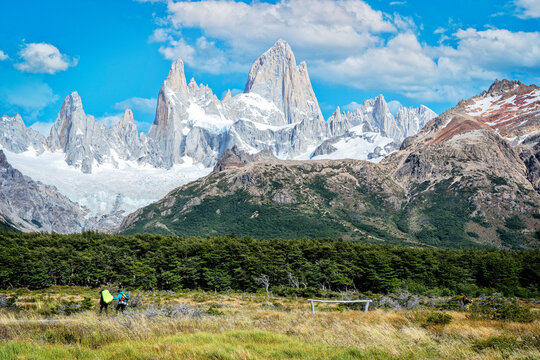 Monte Fitz Roy view, with a beautiful sky, and the pathway to the top. Backpackers going home