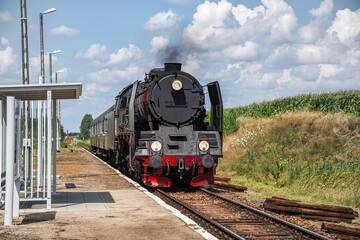 Obraz premium Old locomotive on the rural railway 