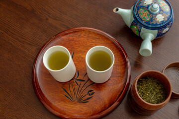 緑茶が入った白いコップ