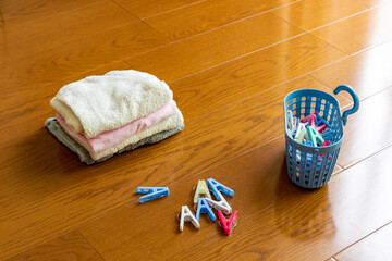 床の上に置かれたタオルと洗濯バサミ