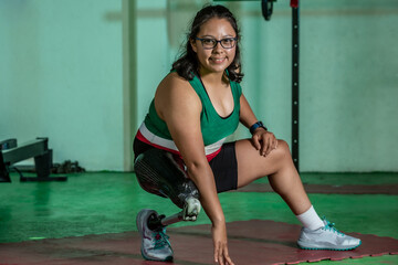Mexican woman athlete with prosthetic leg training 