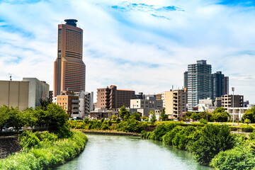晴れの日の静岡県浜松市中心部アクトシタワーと馬込川