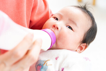 哺乳瓶でミルクを飲む赤ちゃん