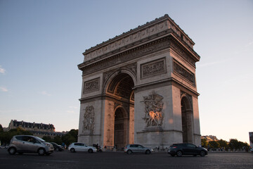Fototapeta na wymiar triumphal arch during the afternoon in paris