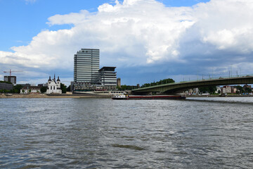Naklejka premium deutzer brücke über rhein in köln, nrw , deutschland