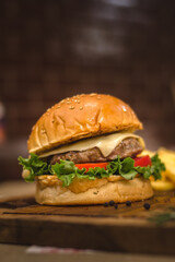 Aperitiva hamburguesa de carne con queso