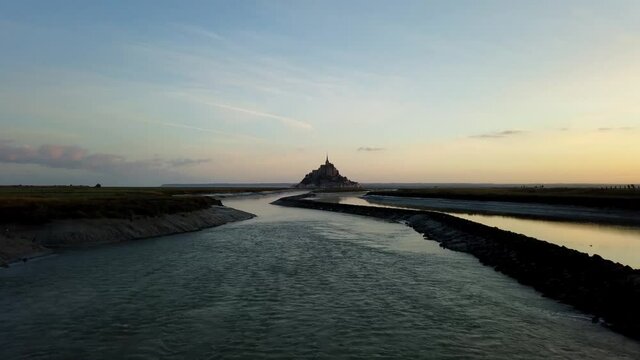 Timelapse of the dawn of Mont Saint Michel, the ebb and flow of the tide